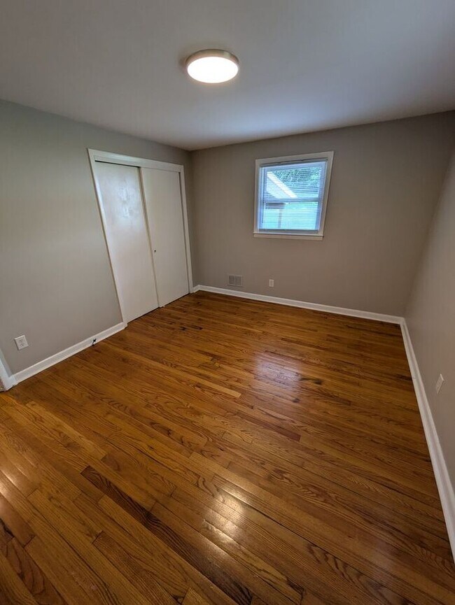 Building Photo - 2BD/1BA Duplex in Hickory