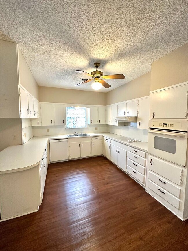 Building Photo - COMING JUNE 2026 - Spacious 3 Bedroom 2 Bathroom Home in College Hills Neighborhood!