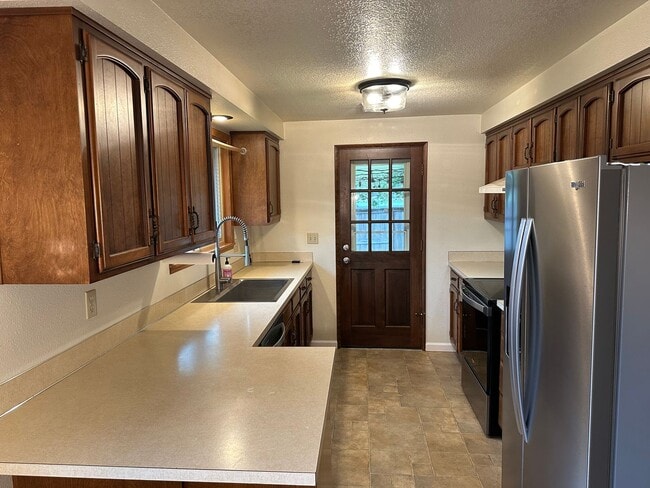 Building Photo - Beautiful 3 bedroom 2 bathroom house in a ...