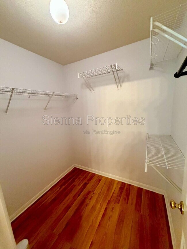 Building Photo - 1517 Hawk Dr