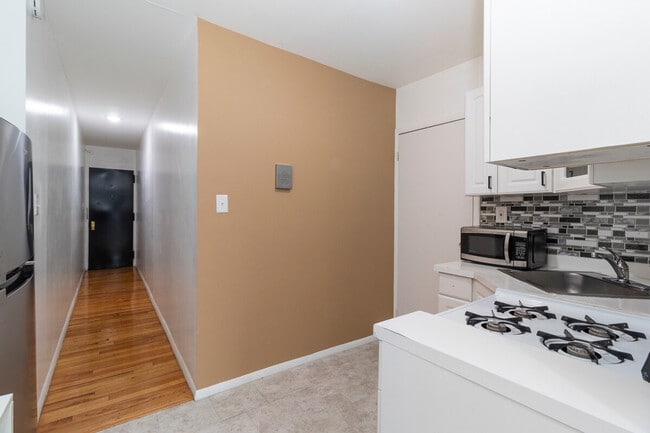 Building Photo - 248 E 91st St