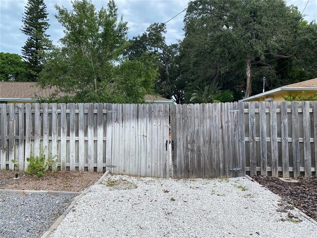 Building Photo - 701 Bluff View Dr