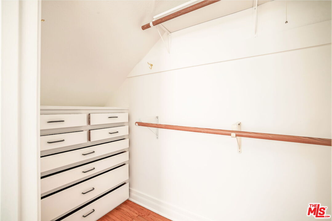 Closet - 842 S Sycamore Ave