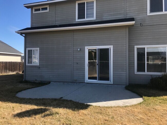 Building Photo - Meridian Charmer with 3 Car Garage, & Huge Backyard!