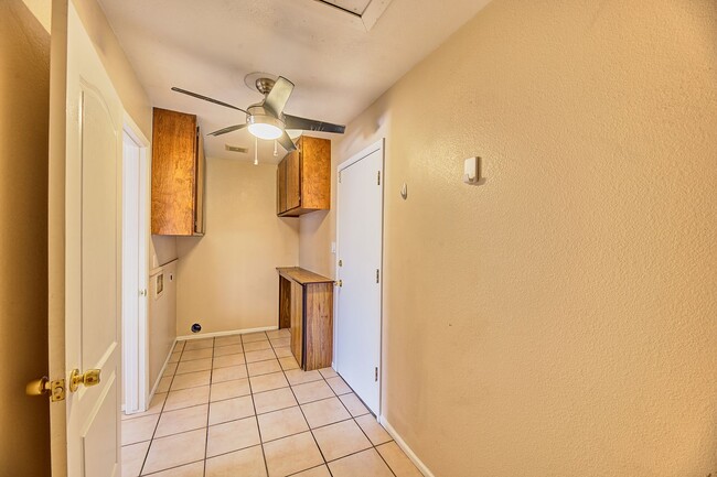 Building Photo - Garden Dr