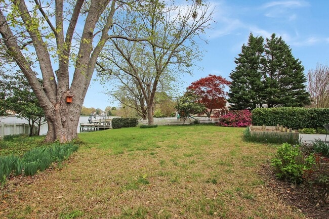 Building Photo - 427 Elizabeth Lake Dr