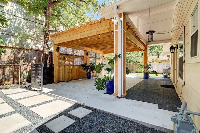 Building Photo - 2619 Eastgrove Ln