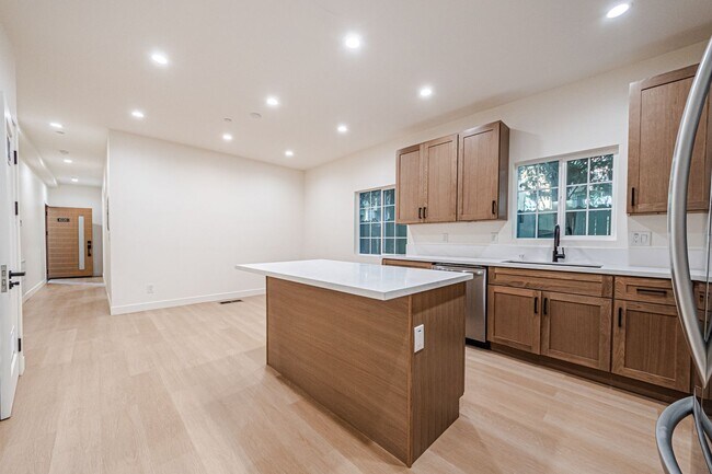 Building Photo - Modern 3-Bedroom in Prime Location | One M...