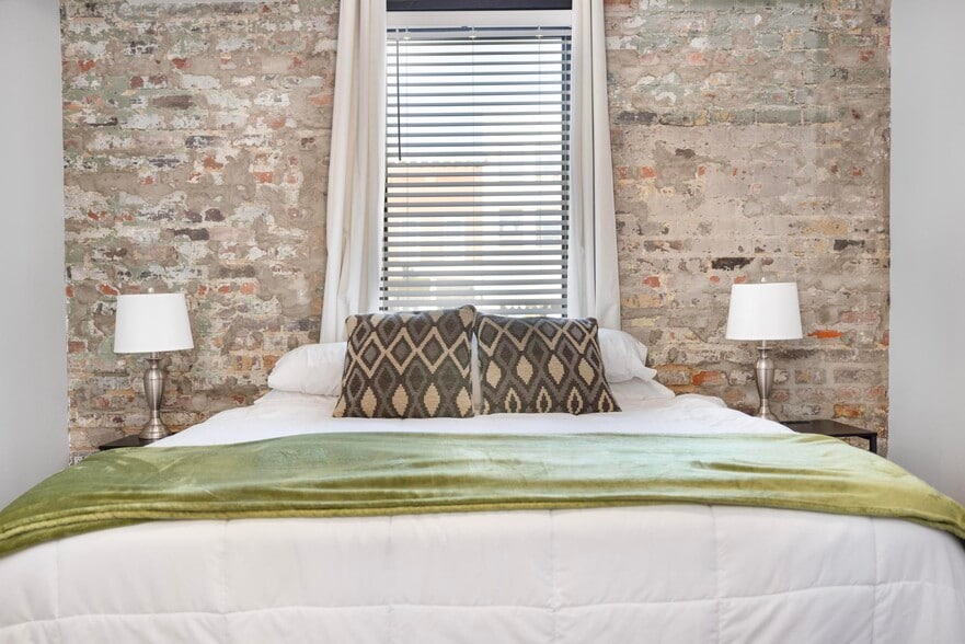 Building Photo - 18 Bank St