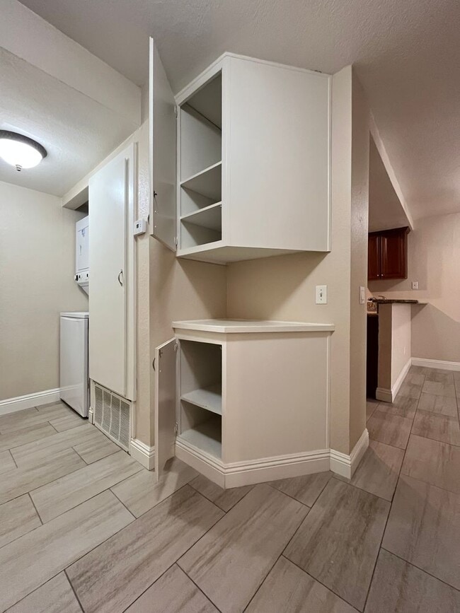 Building Photo - BEAUTIFULLY UPGRADED 1 STORY CONDO