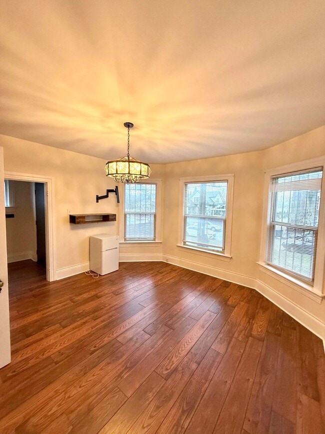 Building Photo - Charming 5-Bedroom Central District Home