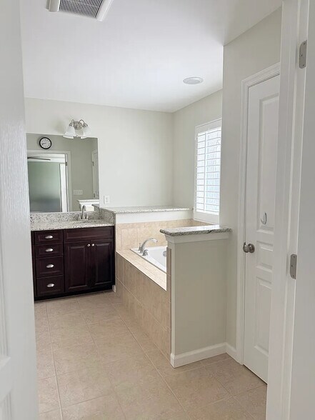 Building Photo - 931 Painted Lady Pl