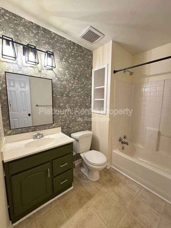 Building Photo - 1886 Benson Ave SE