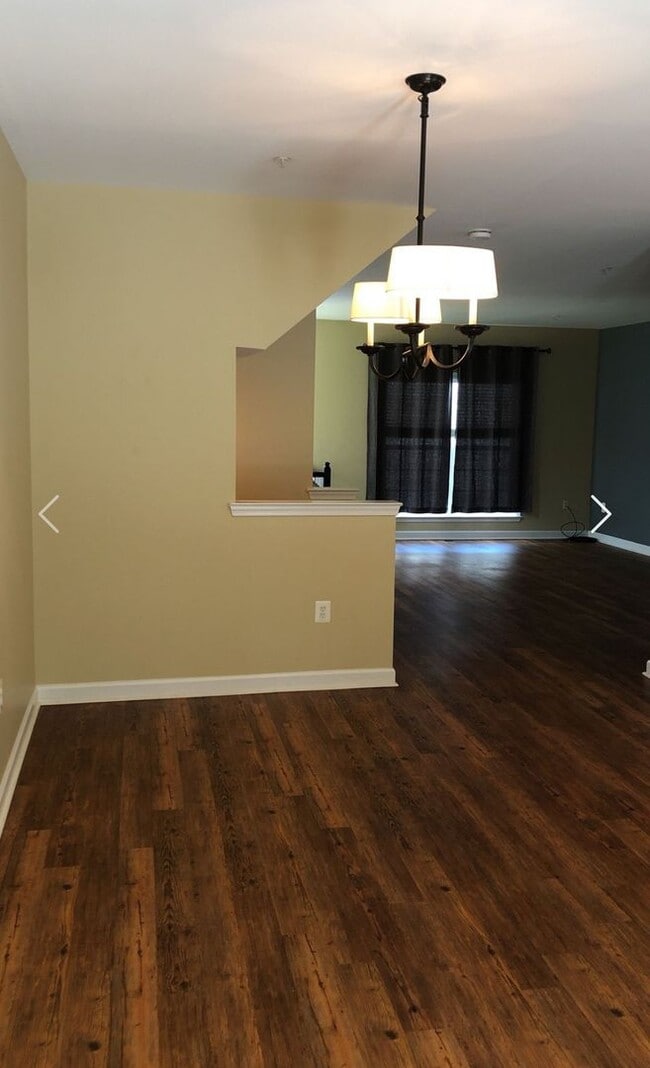 Building Photo - Nice end unit townhouse in waterfront community