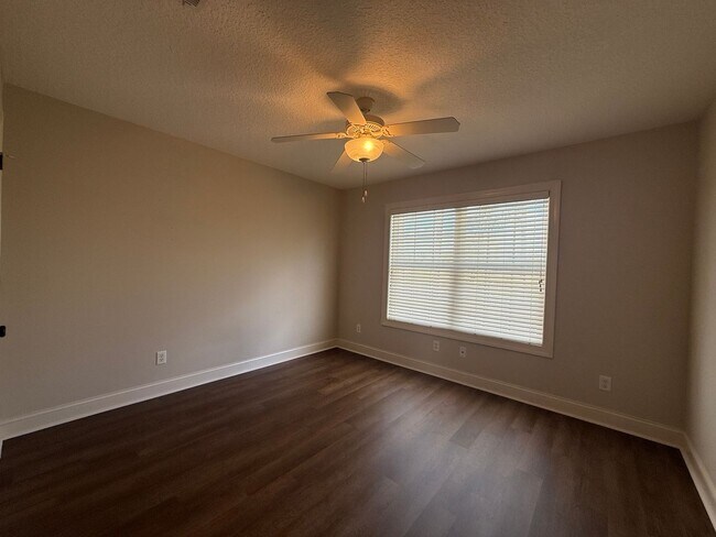 Building Photo - 131 Gallery Way