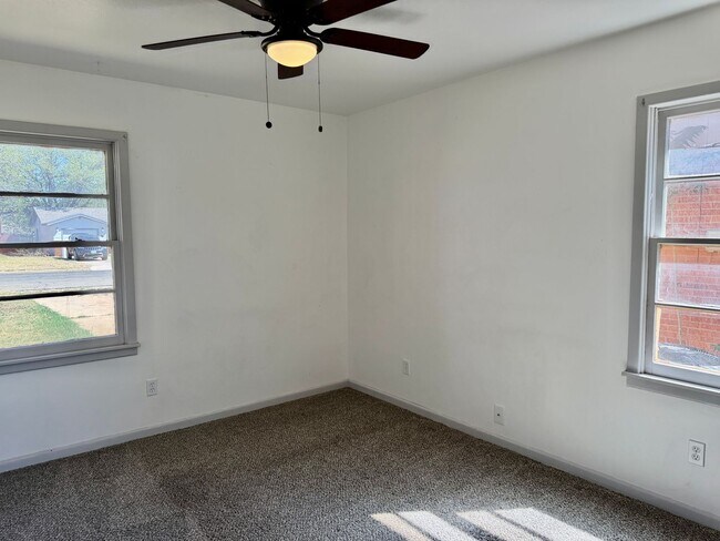 Building Photo - Adorable 3/1.5/1 in Great Location! Minutes from Tech and Hospitals!
