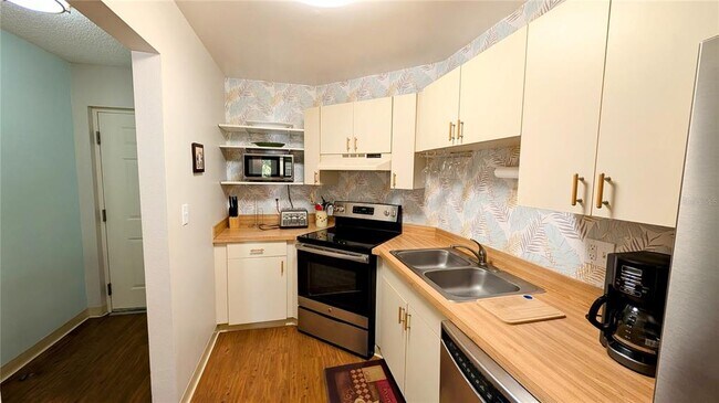 Building Photo - 1515 Pinellas Bayway S