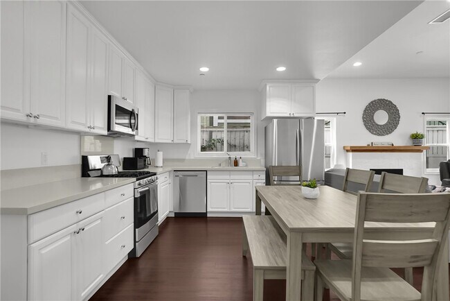 Building Photo - 2718 W Grand Ave