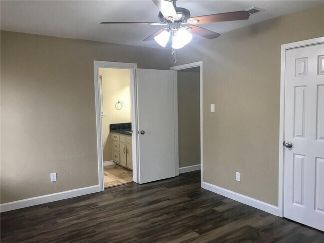 Building Photo - 10511 Robinwood Cir