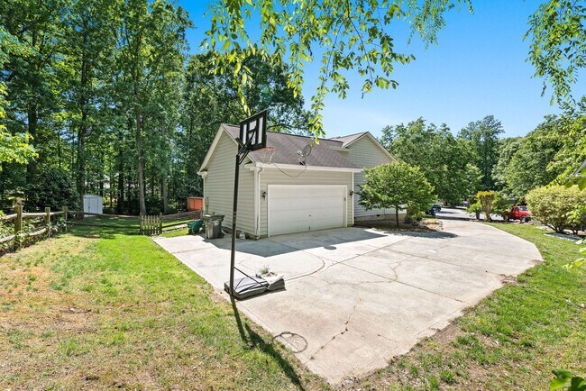 Building Photo - 3 Bedroom w/ 2 car Garage (Landscaping is ...