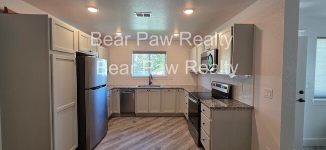 Building Photo - 2912 Cribbon Ave