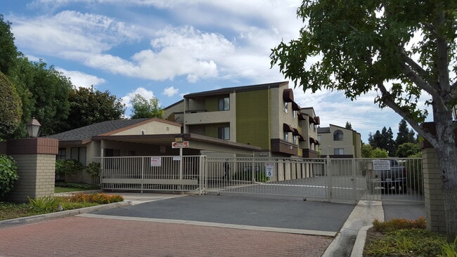 Primary Photo - 2570 W Lincoln Ave