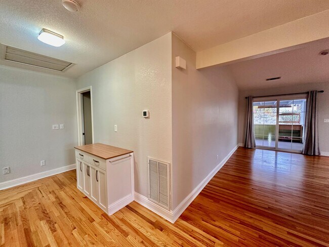 Building Photo - 148 Castlemont Dr