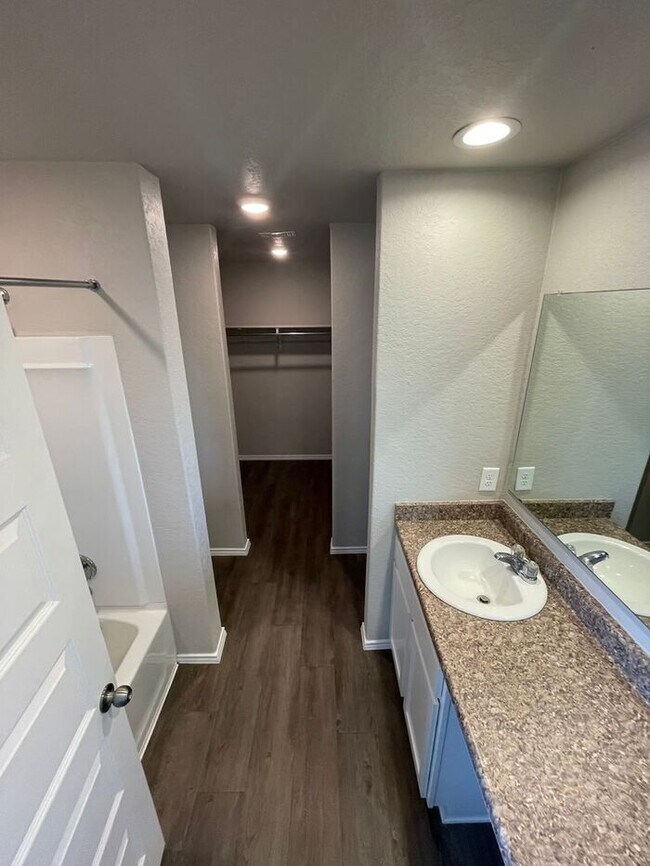 Building Photo - Don't Miss This Spacious 4-Bed, 2-Bath Home Available Now in Scott's Hollow!