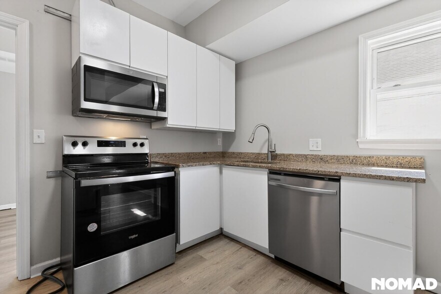 Building Photo - 558 Marston St