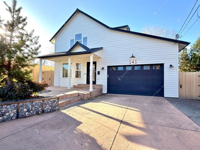 Building Photo - Find a piece of serenity in Historic Old Bend! (Unfurnished)