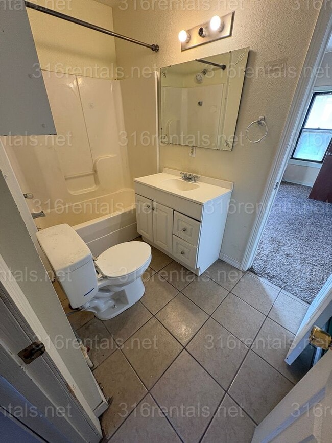 Building Photo - $899 - 2 bed 2 bath - Single Family Home