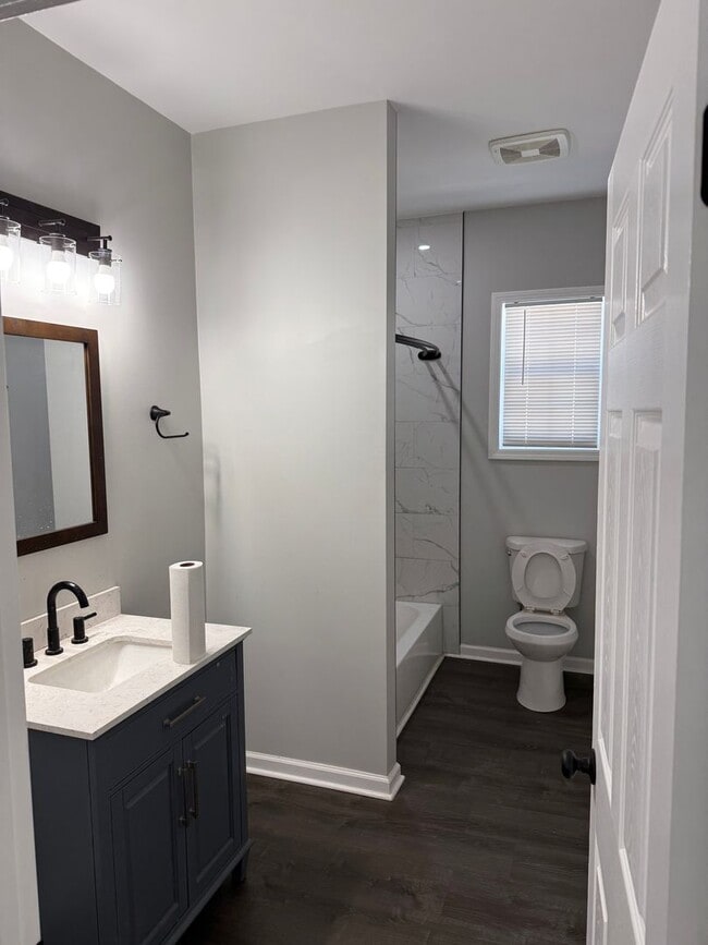 Building Photo - 1 Bed/1 Bath Apartment (Upstairs)