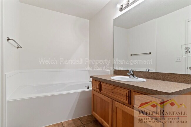Building Photo - 2126 Pebblebrook Rd