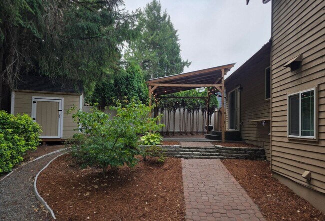 Building Photo - 4 Bedroom Home In Convenient Poulsbo Locat...