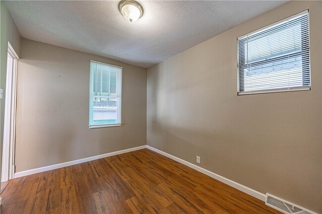 Building Photo - 302 Bridge St