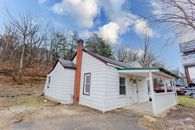 Building Photo - 3273 Valley Rd