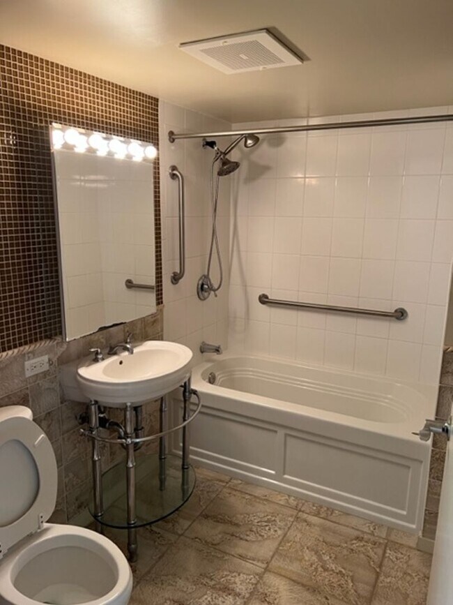 Building Photo - 1296 Kapiolani Blvd