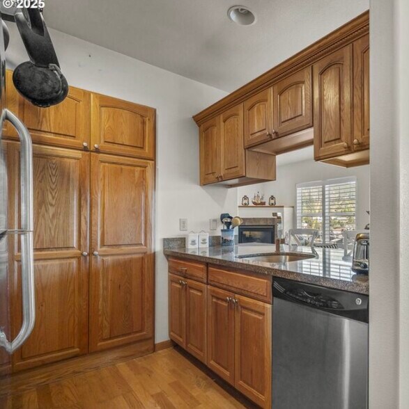 Kitchen, Stainless Appliances - 425 SE Shell Ave
