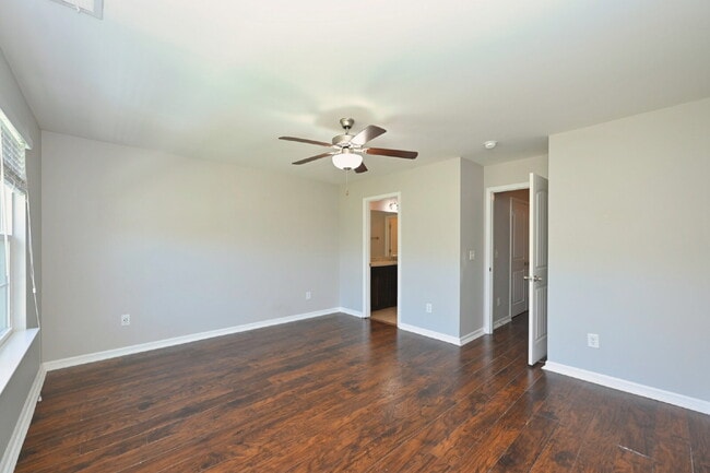 Building Photo - Minutes to Nashville! Stylish 2BR/2.5BA Goodlettsville Townhome