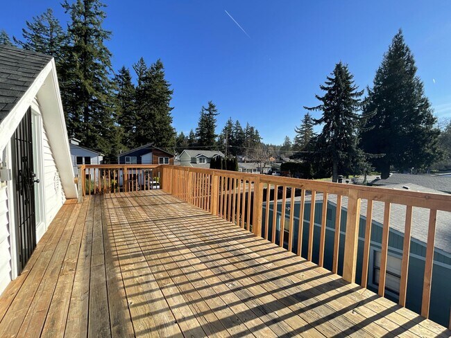 Building Photo - Fantastic Duplex Unit with Washer/Dryer, Parking, Outdoor Space