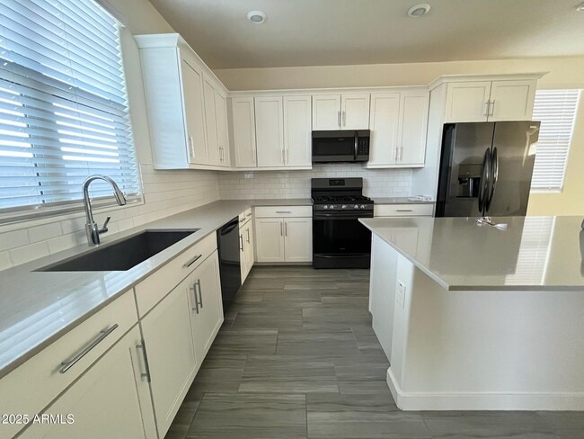 Building Photo - 710 N Bay Dr