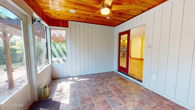Building Photo - 245 Lakeside Dr