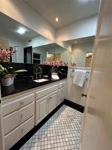 Building Photo - 4106 University Blvd