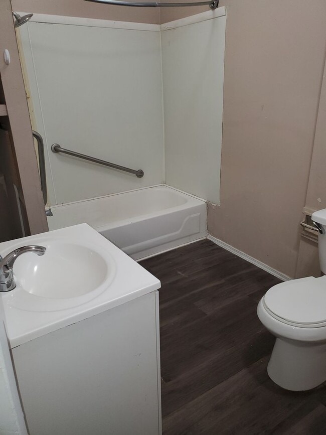 Building Photo - Charming 1-Bedroom Apartment in the Heart ...