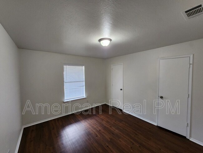 Building Photo - 2750 Sunset Strip Dr