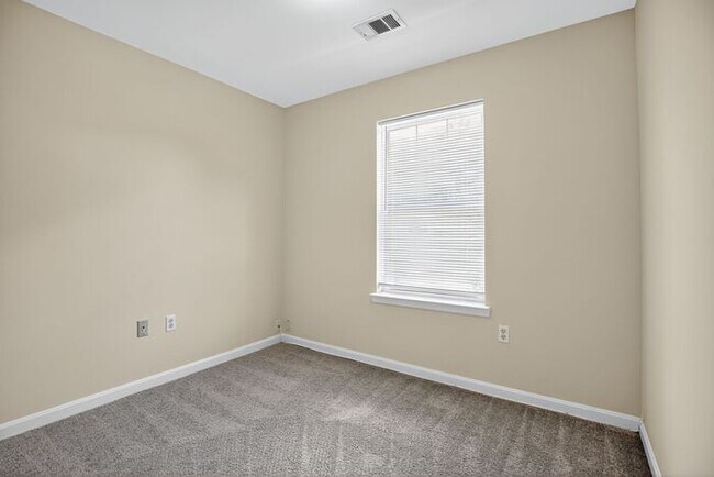 Building Photo - Lovely End Unit 3-Level Townhome in Kingsv...