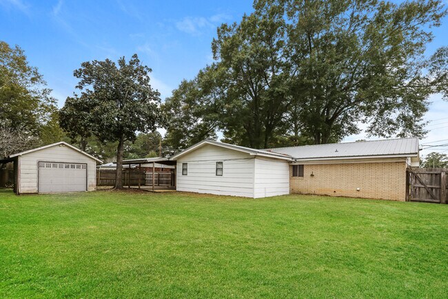 Building Photo - Lovely 3 Bedroom Bungalow in Pearl!
