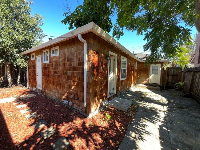 Building Photo - Great Student Housing.  3bd (Has been converted to 4 bedroom in past) 3bath house a block and a h...