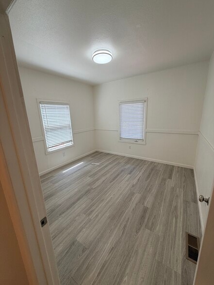 Building Photo - 394 N Livermore Ave