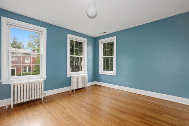 Building Photo - Available Now! 4 Bedroom  3.5  Bathroom Townhouse //Woodley Park// Garage, Driveway & 3 Levels of...